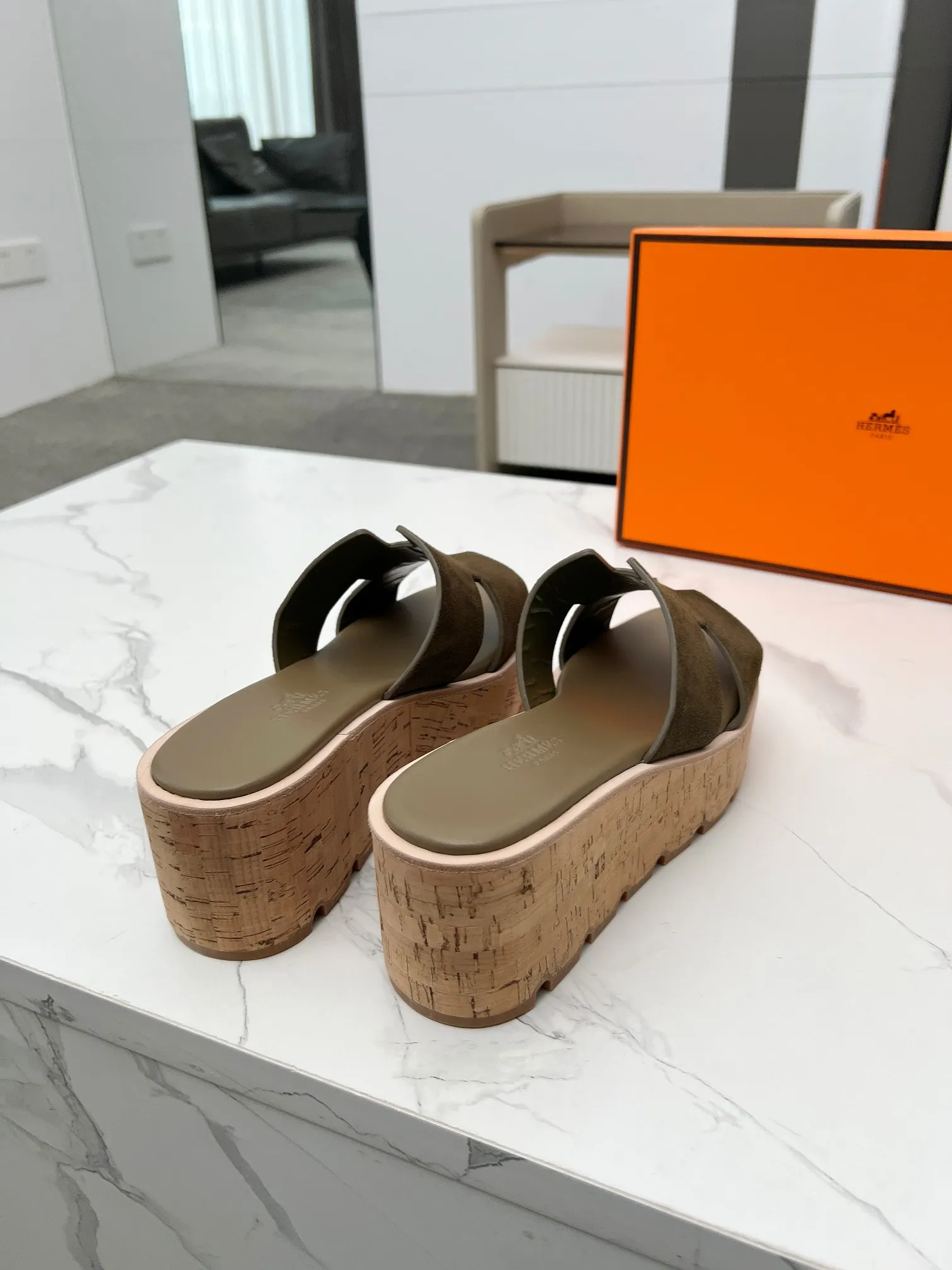 👟👟Ex-factory price 400👟👟 Hermès, upgraded version and workmanship materials. Hermes®🔴The highest version of handmade shoes on the market✨✨ Top product Hermès platform shoes🐎——————————The new model in early spring is the same as the original version, handmade by masters! ❥High-end customization, exclusive products, the highest version in the industry⚠❥Using: Hermers upper: Italian imported cowhide + sheepskin lining (pursuing top walking comfort) ✨～～〰〰〰〰❥ Packing: full set of original packaging━━━━Hermes━━━━━ size: 35-41 (42) customized and non-returnable)